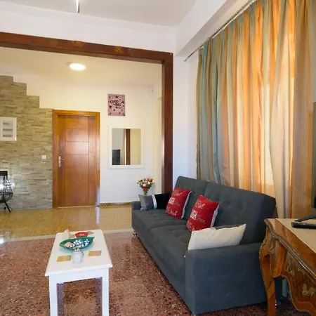 Appartement House For Families Near The *