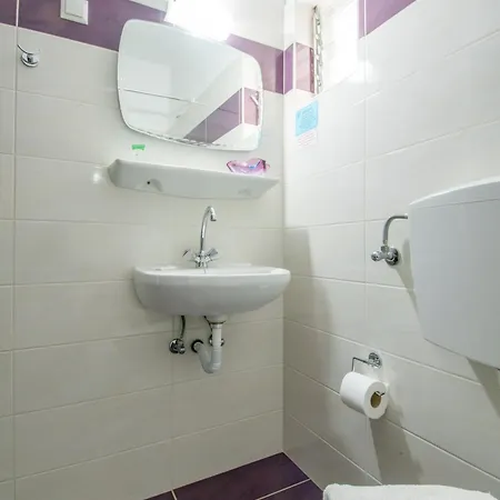 Victoria Hotel 2*