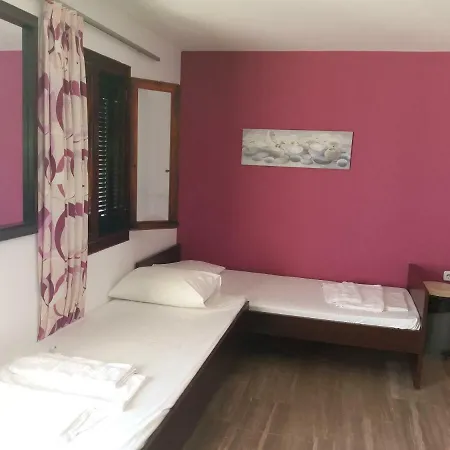 Manos Apartahotel 2*